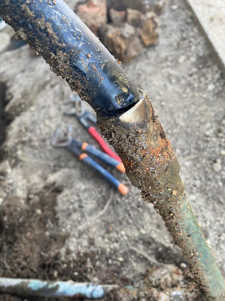 Localización de Fuga de Agua y Sustitución de Tubería con Saiplén 5